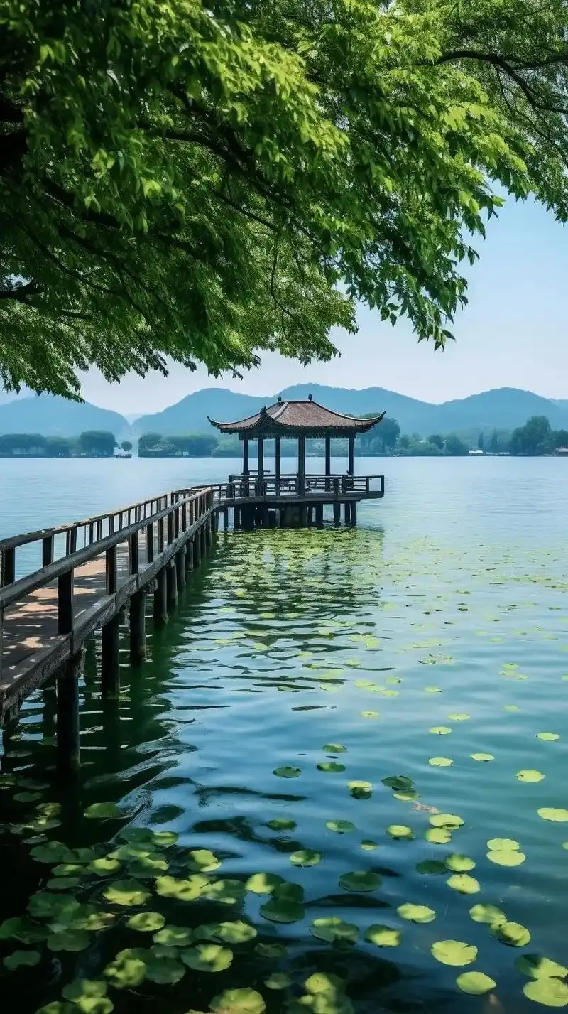 夏日的杭州西湖,风景秀丽,美不胜收.湖水清澈见底,蓝天碧水交 - 抖音