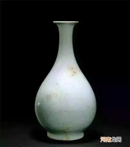 汝窑釉中含有玛瑙,色泽青翠华滋,釉汁肥润莹亮,被历代称颂,有"宋瓷之