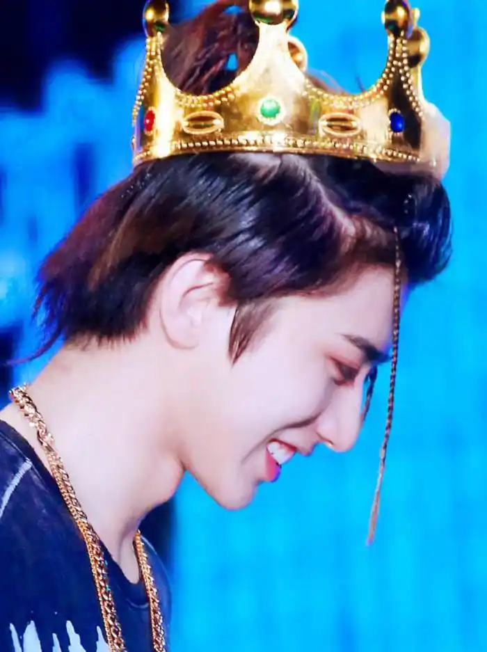 男明星戴皇冠:王源像长老,蔡徐坤像王子,朱正廷像魔法师!