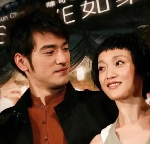 看了金城武的旧照,才明白:李小冉秦岚为啥相继沦陷,亚洲第一帅