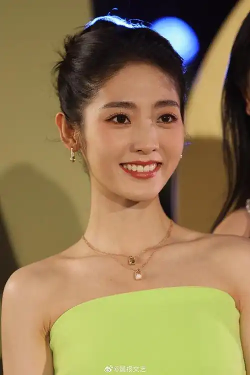 邢菲昨日一身绿色抹胸礼服裙出席活动