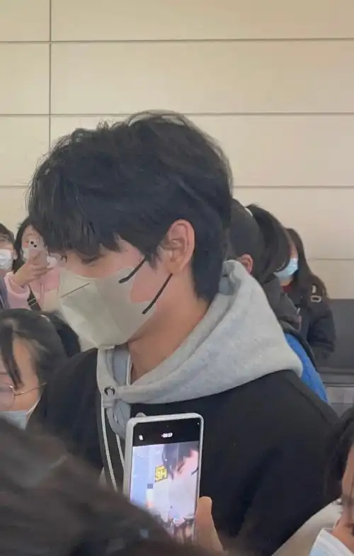 黄俊捷机场生图