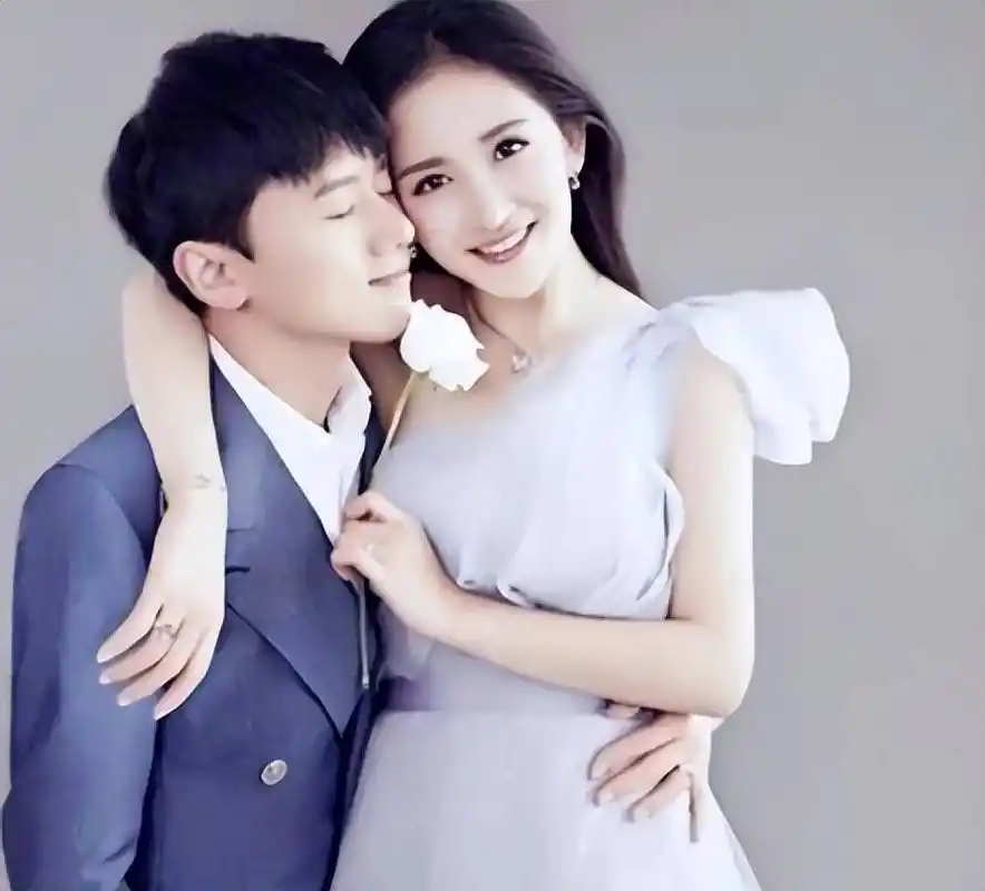 张杰谢娜一家五口逛商场被拍,两人分工带娃,小女儿发型太显眼_杰森