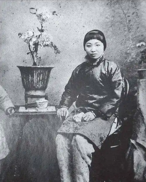 小凤仙晚年痴呆,死前紧攥蔡锷的照片,蔡锷儿子:她是自作多情_袁世凯