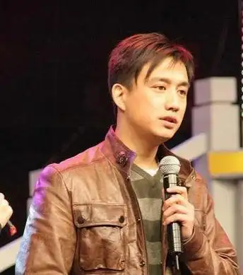 年轻时候帅气无双,年老发福脱发容貌变,这5位男星败给了岁月