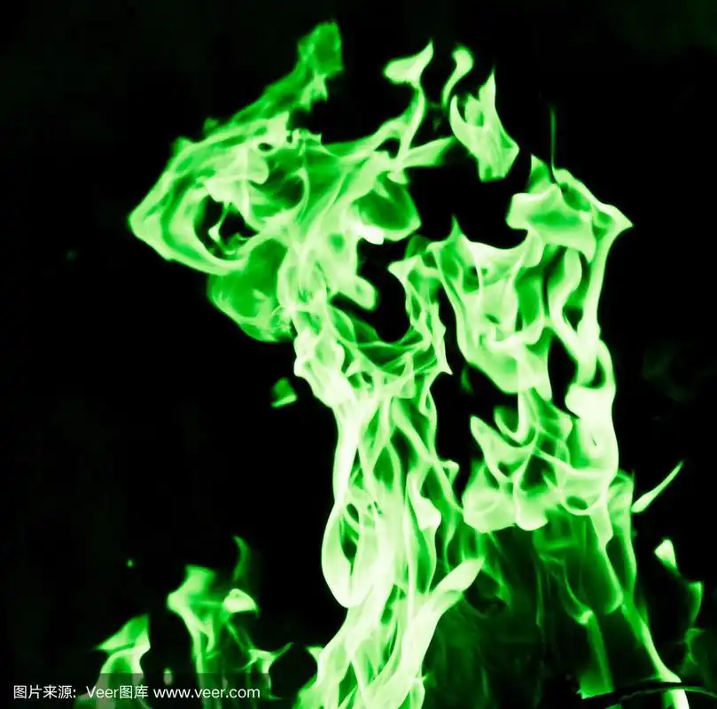 黑色背景上的绿色火焰