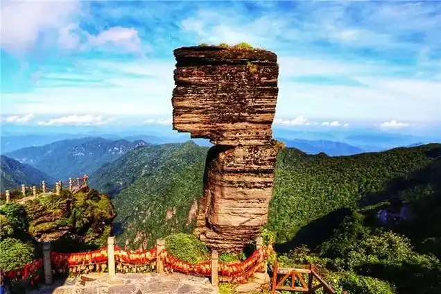 梵净山位于贵州省东北部的铜仁地区,海拔2572米,系 - 抖音