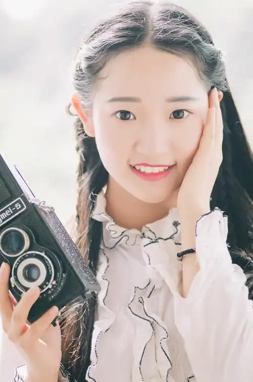 标题:一枚安静的女子