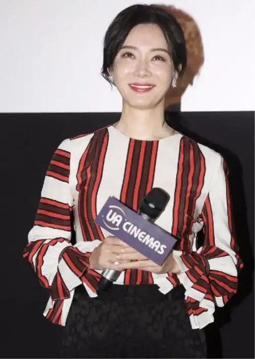 原创42岁陈数一脸油腻脖颈纹像个老年人穿高腰裤胯又好宽