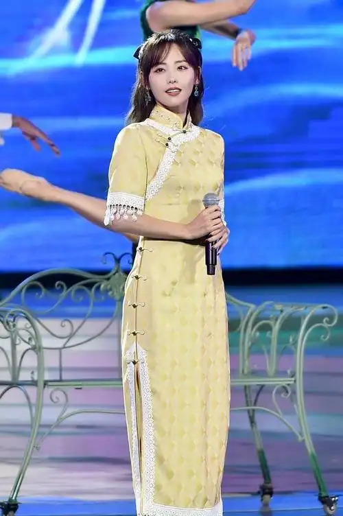 张嘉倪亮相金鸡奖开幕式,穿黄色旗袍优雅又温婉,身材状态双在线