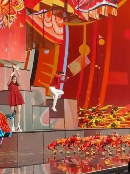 王一博春晚舞台合集#提到王一博春晚舞台,第一时间就想到了2021年