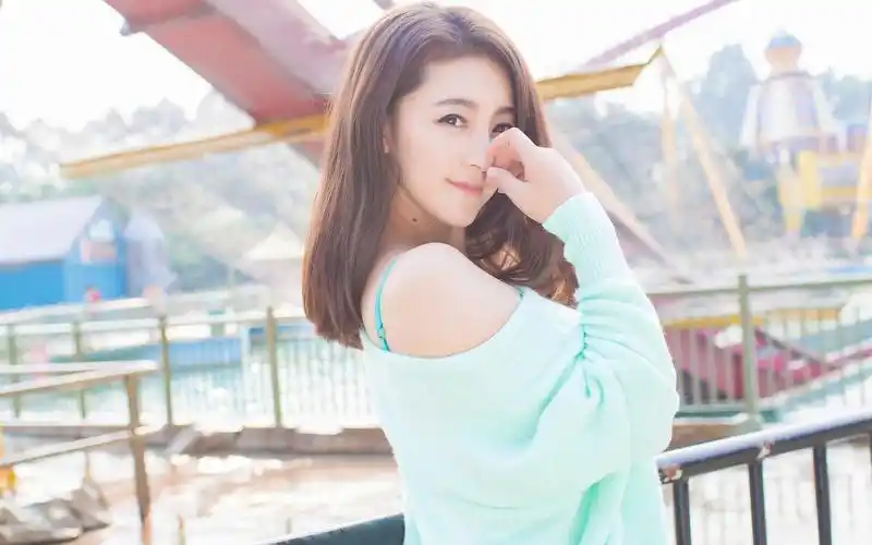 清新俏皮的韩系美女电脑桌面壁纸下载