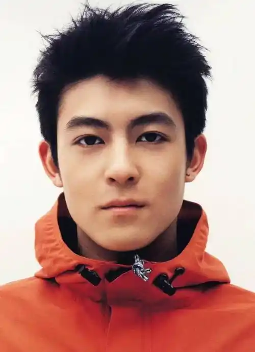 陈冠希从小家庭富裕,作为abc的他更加不羁和潇洒,也被称为"痞帅天花板