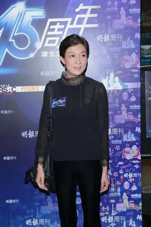 吴绮莉真是宝刀未老,穿的这么清凉秀身材,都看到小背心了