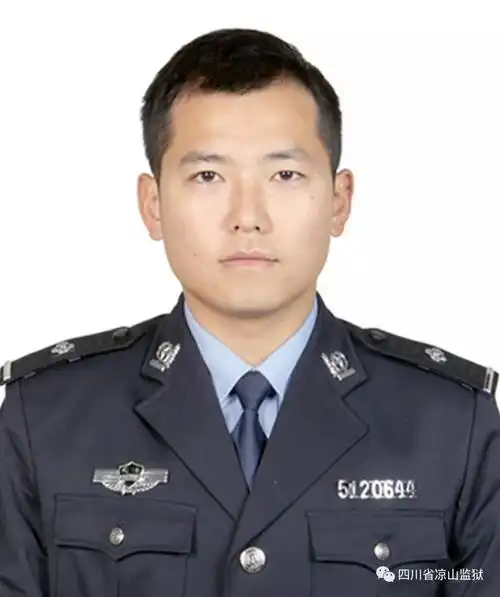 持刀男子冲向人群监狱警察1分钟应对