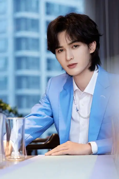 theo-朱正廷蓝色西装加身,给炎炎夏日带来别致清爽,尽显温柔