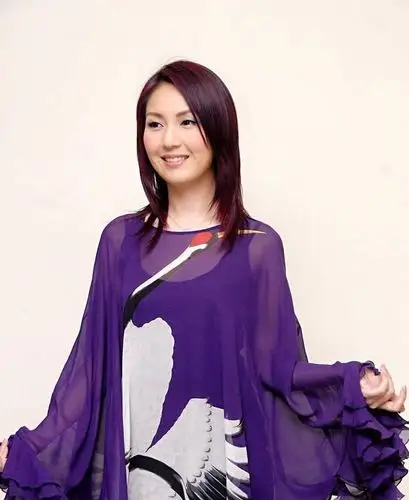 47岁杨千嬅穿藏蓝色牛仔裙配紫发,个性减龄,竟像个18岁的小姑娘|藏