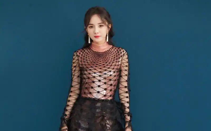 杨幂优雅性感图片桌面壁纸