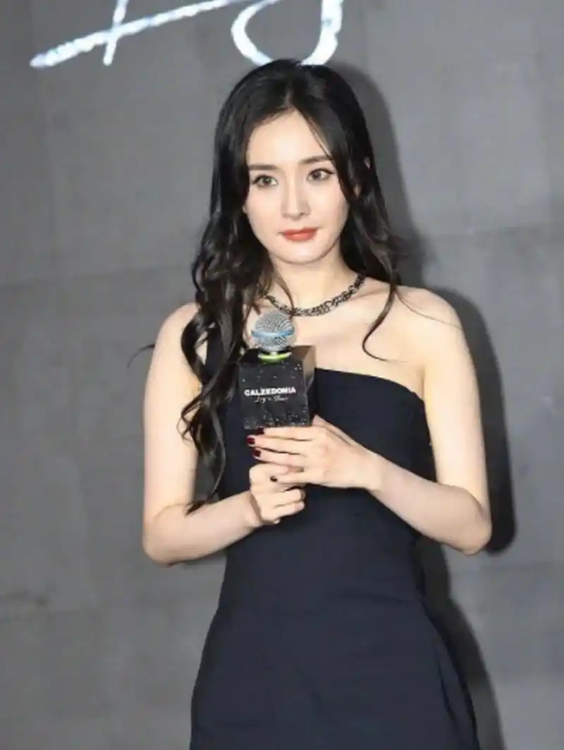 杨幂无滤镜状态很好,大波浪卷发黑色抹胸连一起,气场依然十足