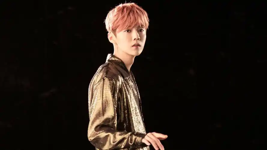 42m上传时间:2020-06-16壁纸标签:鹿晗明星风尚壁纸封面图鹿晗 明星