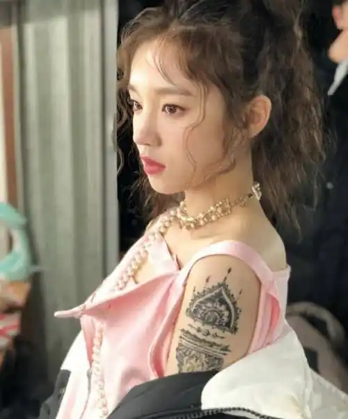 宋雨琦穿露脐装秀马甲线当他抬起胳膊的瞬间好身材藏不住了