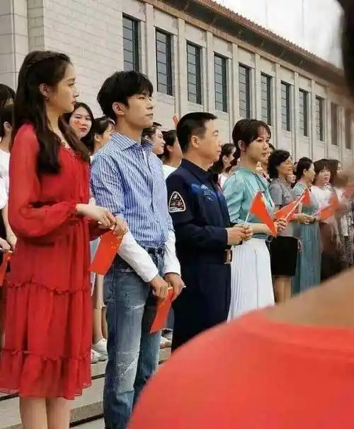 有种"硬伤"叫易烊千玺关晓彤同框,脚下还得垫块砖,心疼弟弟_穿着_显得