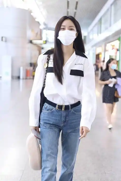 2022年7月15日,北京,沈梦辰现身机场.