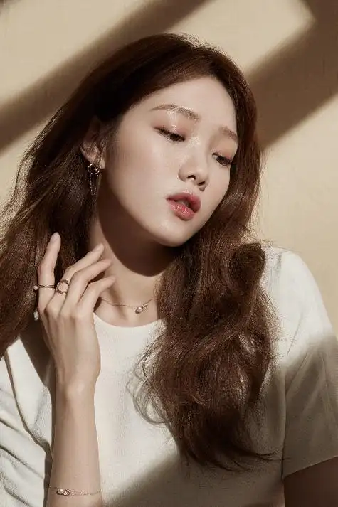 李圣经拍摄珠宝画报 展现性感冷都魅力