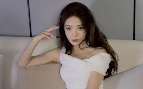 邓家佳性感露肩裙桌面壁纸