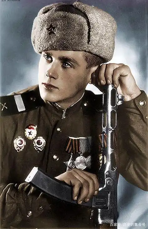 二战苏联士兵老照片,手里"真家伙"格外亮眼,波波沙成为经典!