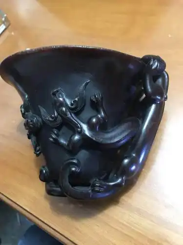 这是区分犀牛角与其他牛角的重要特征;犀牛角颜色往往被染成古红色,是