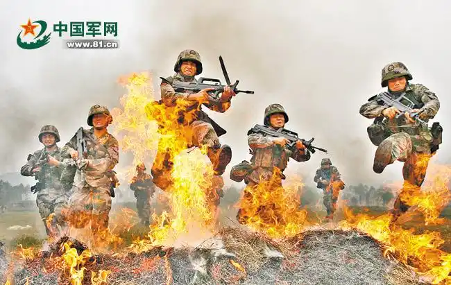 解放军实战化演练:战士们冲锋穿越火场