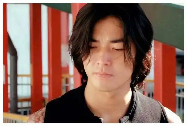 56岁郑伊健想念家乡,与好友对话中心不在焉,最新近照