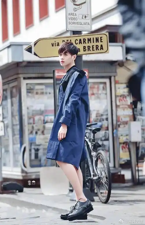 来看张若昀的腿,又白又直又细