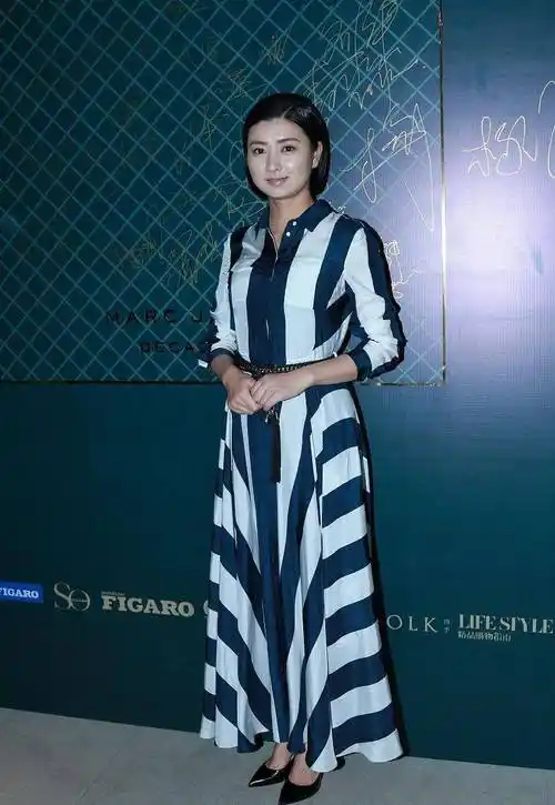 斓曦的气质真温婉穿黑白拼接裙温柔素雅虽然有点肉但仍挺耐看