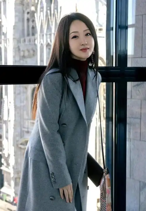 52岁杨钰莹晒游客照,高领毛衣搭配灰色大衣,显高又显气质!