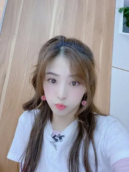 还是酸甜少女张含韵晒美照嘟嘴卖萌