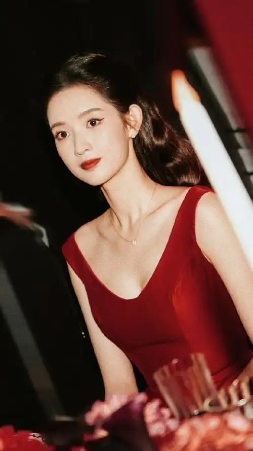王玉雯红裙造型
