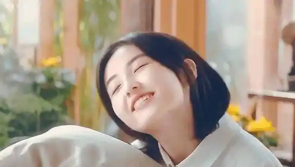 即便00花普遍稚嫩青涩,但张子枫仍堪称其中的一股清流.她算不上