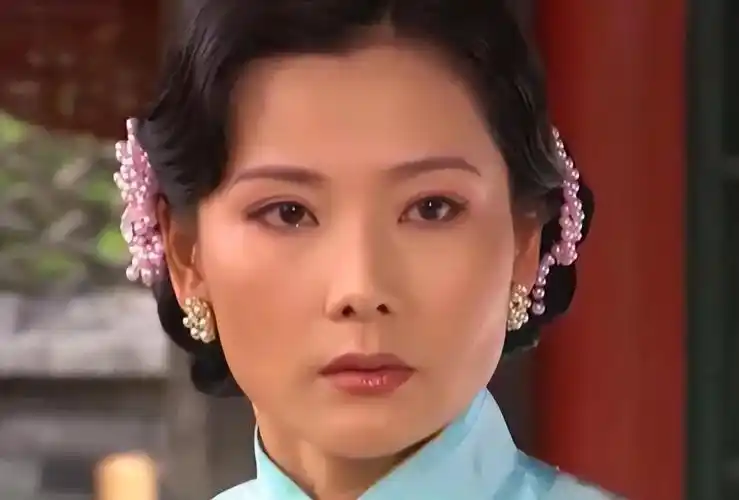 "杨九红"的角色确实和何赛飞以往的角色有所不同,"杨九红"刚烈坚强,外