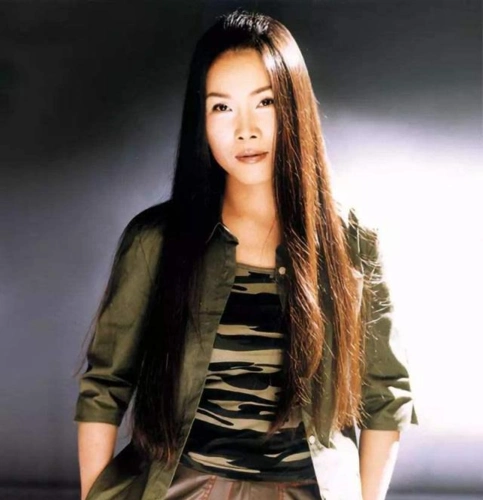 歌后田震罕露面,肤白貌美像青春少女,患遗传病一生无子依然幸福