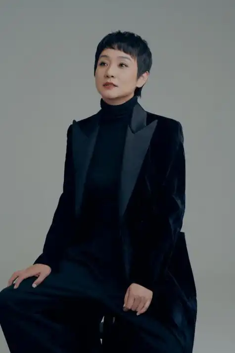 演员孔琳最新写真曝光可飒可柔造型多变