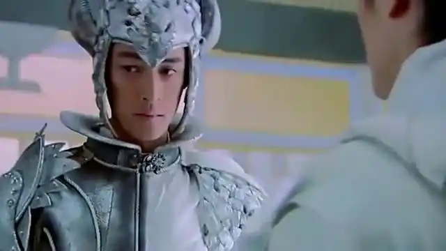 景天带上飞蓬的头盔立马变脸,说自己是飞蓬将军,精彩