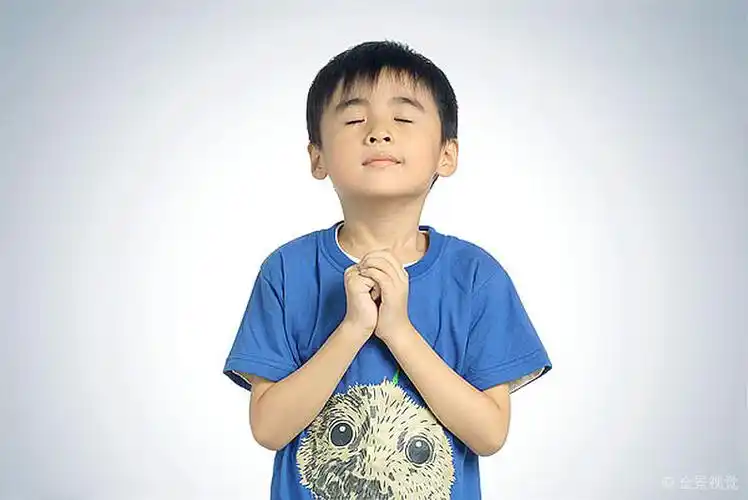 闭着眼睛祈祷的小男孩_高清图片_全景视觉