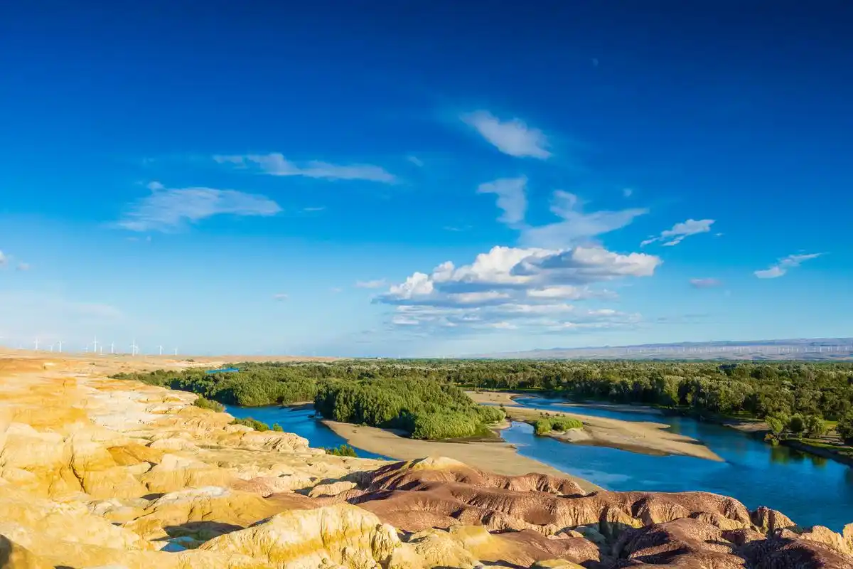 新疆最美的雅丹地貌,因含有不同矿物质呈现彩色成了景点