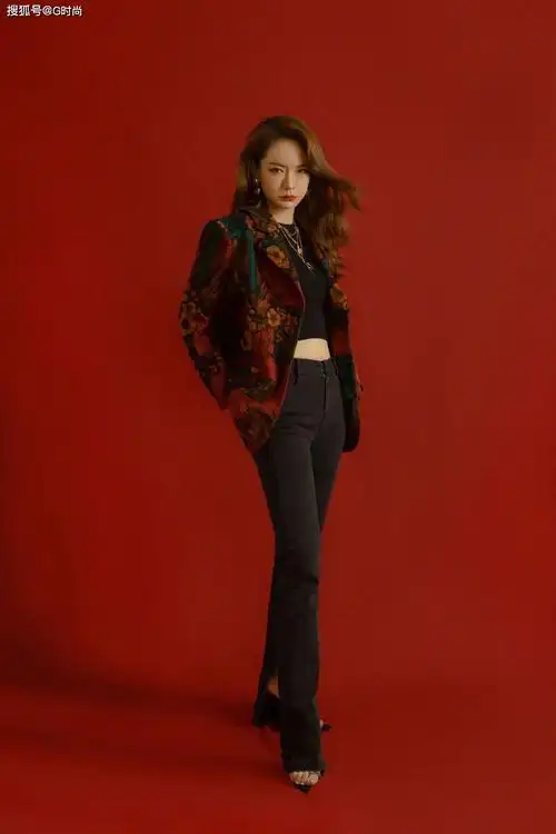 戚薇心动的信号身着复古花朵西服搭配黑色牛仔裤