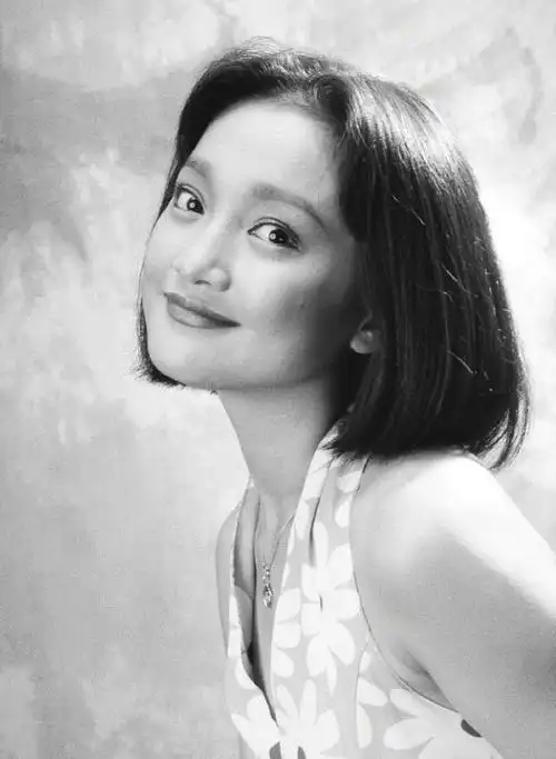 有一位摄影师在今日分享了1994年为周迅拍摄的一组写真照.