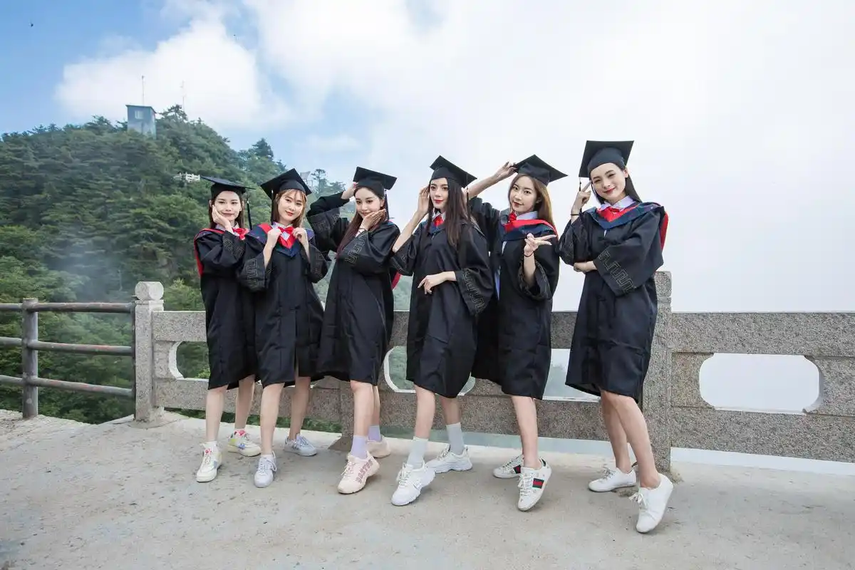 特殊的毕业季,郑州多名女大学生千米云端拍摄毕业照