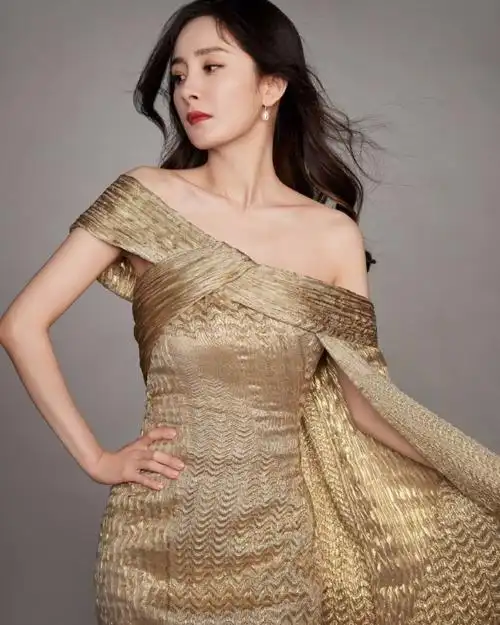 女神气场杨幂穿香槟色曳地长裙美艳动人2