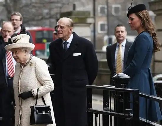 英女王在阳台训孙子